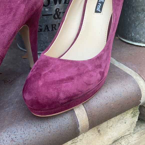 New Violet & Red Suede pumps
Color burgundy
Size 7 - Picture 3 of 9
